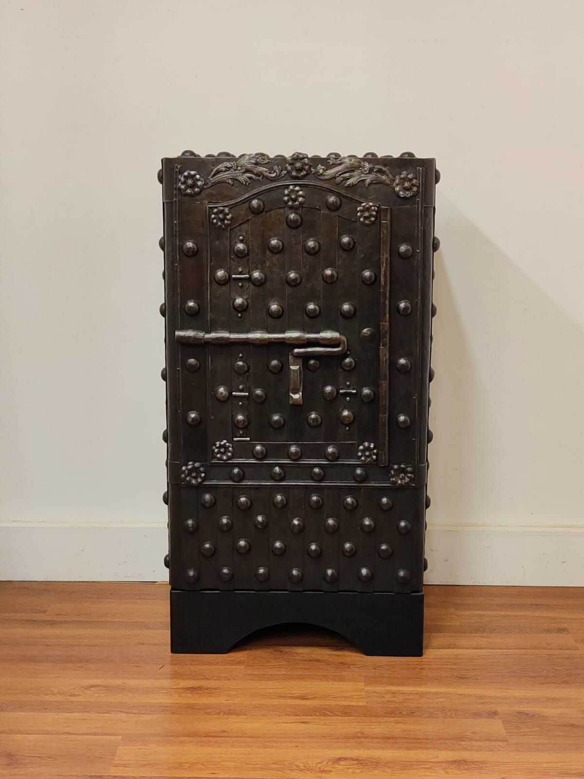 Cassaforte borchiata Piemontese con catenaccio