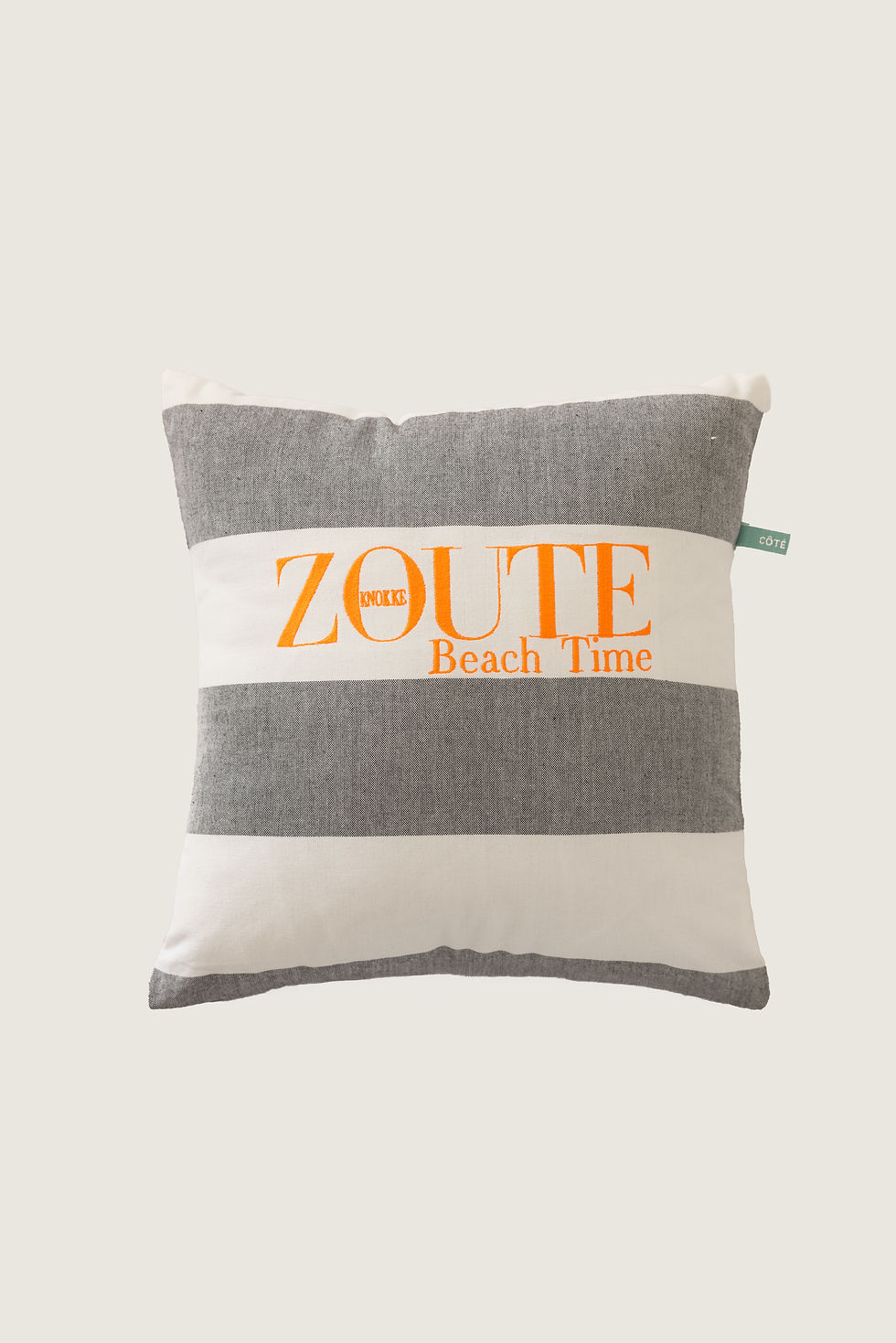 Strandkussen van Côté Zoute met de quote “Zoute Beach Time”