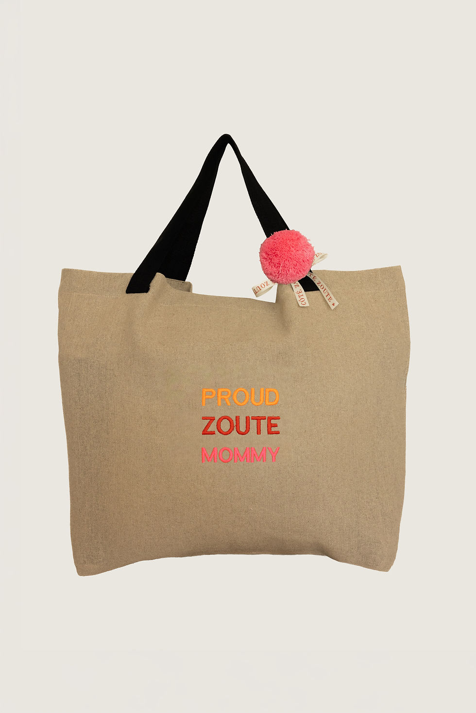 Linnen strandtas van Côté Zoute met de quote “Proud Zoute Mommy” in natuurlijke linnenkleur