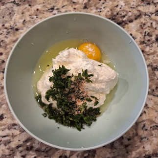 In a bowl, mix the ricotta cheese, egg, fresh basil, nutmeg, and season with salt and pepper. Set aside.