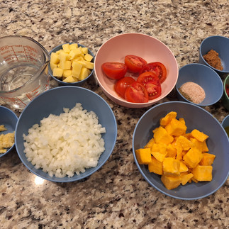 For the sauce: 1 onion, diced 1 potato, diced (1 cup) 1 ½ cups diced butternut squash 3 ripe tomatoes 2 garlic cloves 1 tbsp brown sugar 2 tbsp olive oil 1 small can of tomato paste 1-1.5 cups boiling water Salt, pepper, dried oregano or thyme (to taste)