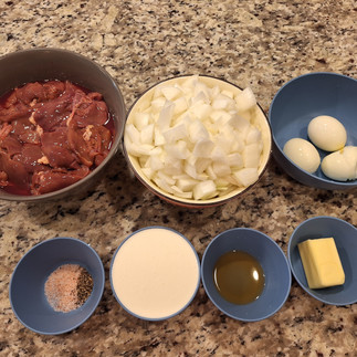 Ingredien1 kg chicken liver, cleaned and trimmed 3 medium onions, finely chopped 3 tablespoons butter (for frying) 3/4 cup heavy whipping cream 3 hardboiled eggs, peeled 2 tablespoons whiskey (optional, for flavor) Salt and pepper, to tastets