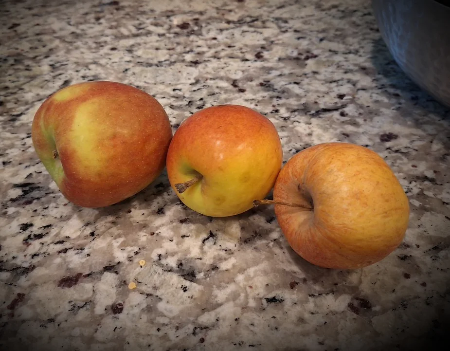 3 apples