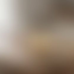 “Ahşap bir tabakta, üzerine tereyağından yapılmış üç boyutlu ‘Leevent Agency’ yazısı yerleştirilmiş bir dilim ekmek. Yanında tereyağlı bıçak ve arka planda portakal suyu bardağı görülüyor.”