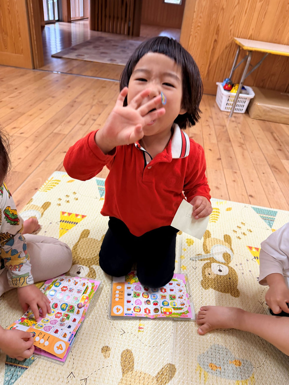キラキラシールを貼って嬉しい一日!ー梅賀山保育園 益田市保育園