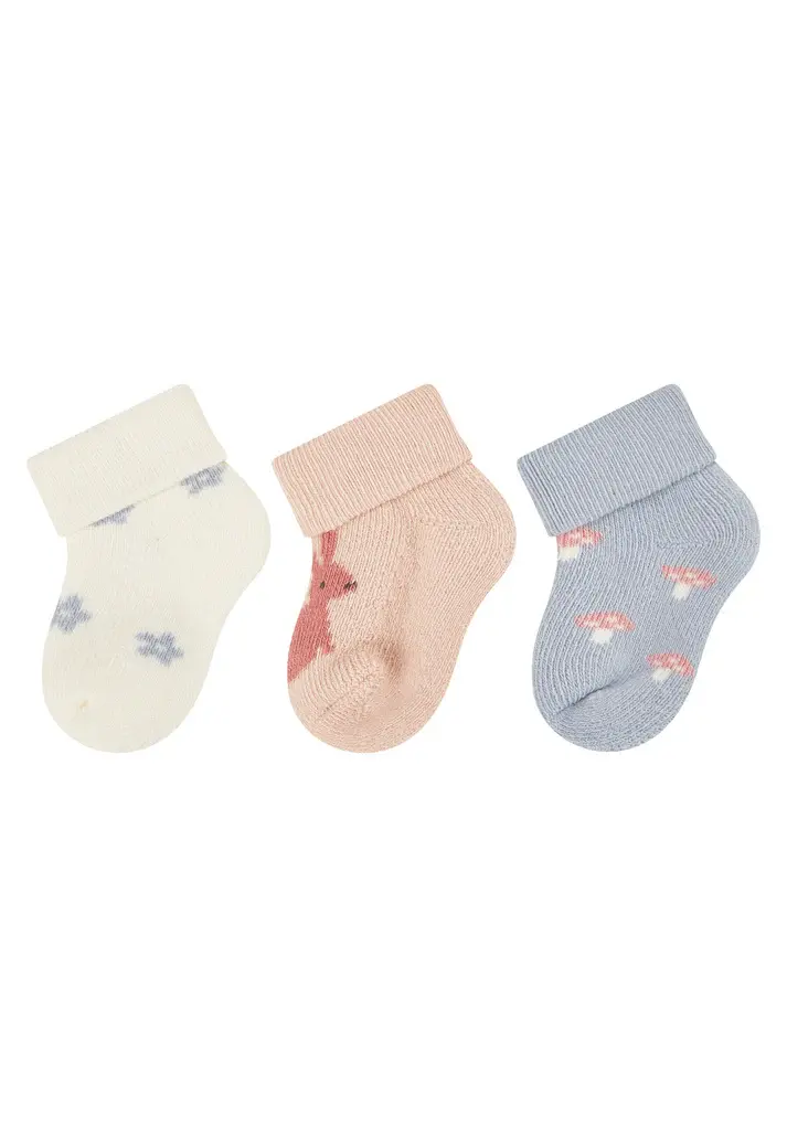 Drei Paar Erstlingssocken nebeneinander: mit Motiven Blumen, Hase und Pilz