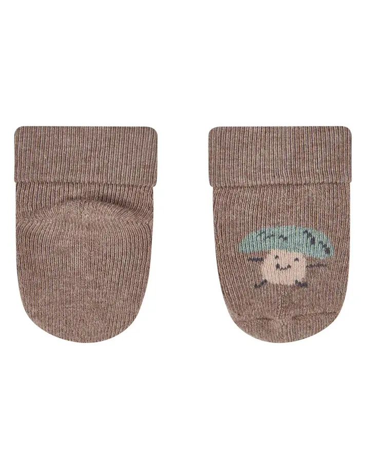 Braune Erstlingssocken für Babys mit Pilz-Motiv.