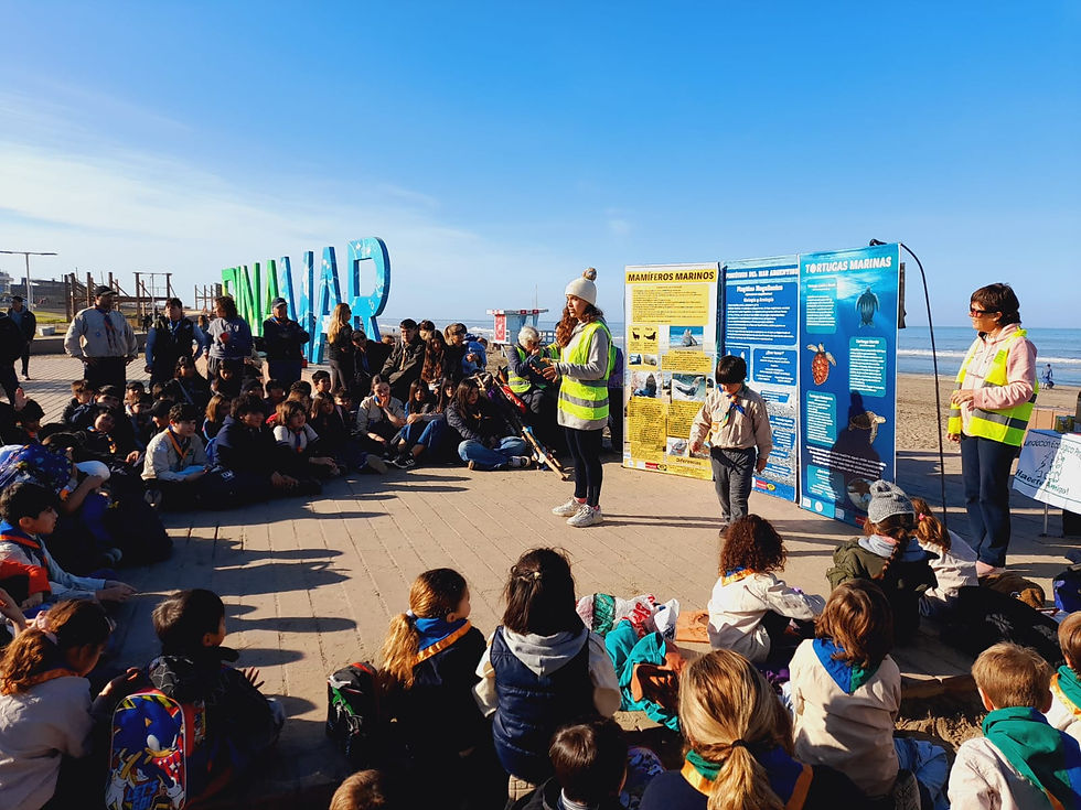 "Charlas de educación ambiental y jornadas de limpieza de playa en Pinamar para promover hábitos sostenibles."