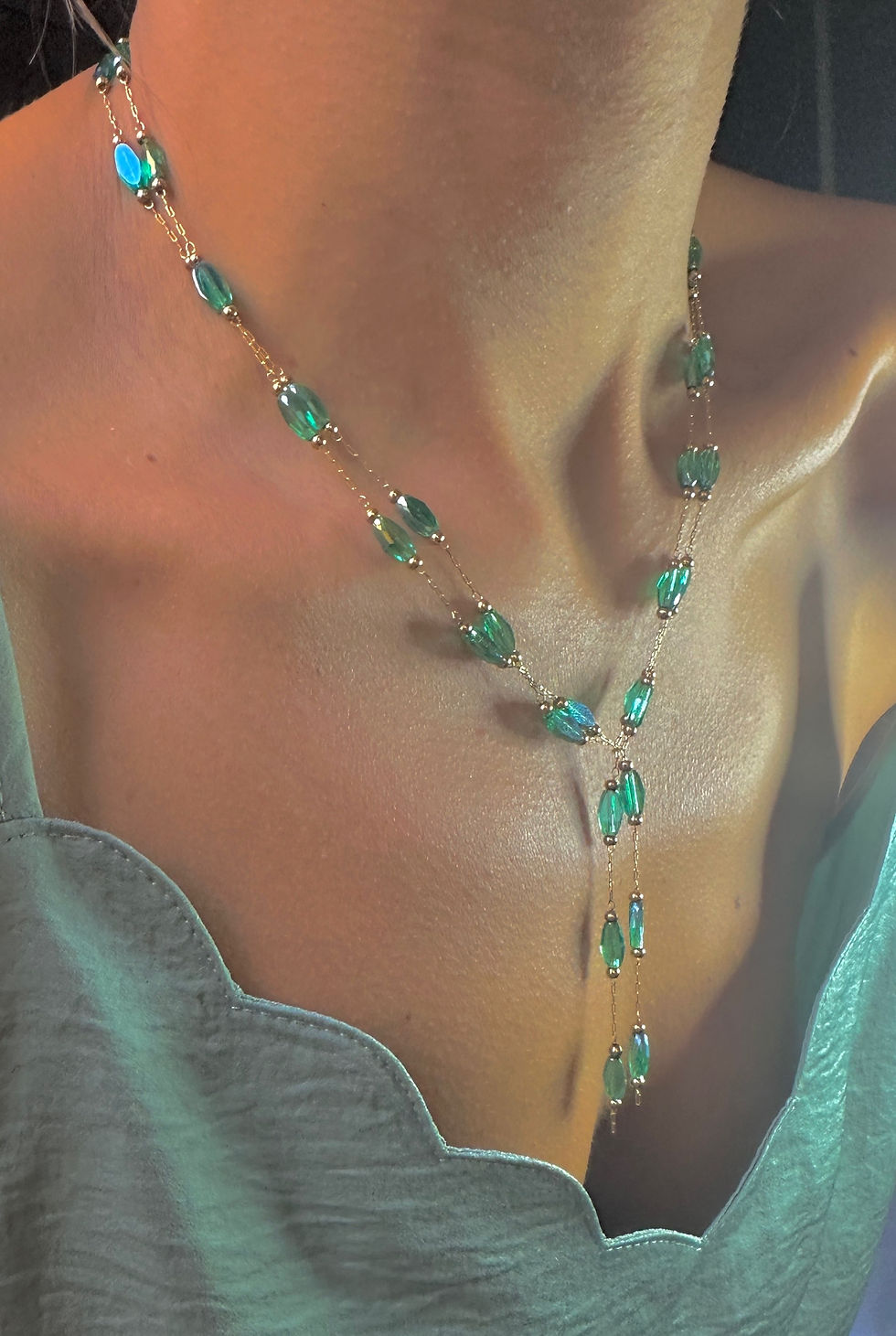 Thumbnail: collier sautoir en perles de cristal nacre coquillage