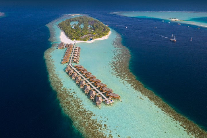 Vilamendhoo Maldives Resort Island  เป็นรีสอร์ทที่เหมาะสำหรับครอบครัว มีแพ็กเกจให้เลือก Full Board (FB) และ All Inclusive รีสอร์ทตั้งอยู่ใน South Ari Atoll ใช้เวลาเดินทางประมาณ 25 นาทีโดย by Seaplane เหมาะสำหรับ ครอบครัวที่เดินทางพร้อมเด็ก คู่รัก และนักเดินทางทุกช่วงวัย ราคาขึ้นอยู่กับช่วงเวลา ประเภทห้องพัก และโปรโมชั่นในแต่ละเดือน สามารถสอบถามราคาล่าสุดและข้อเสนอพิเศษได้จากทีม Maldives Experts