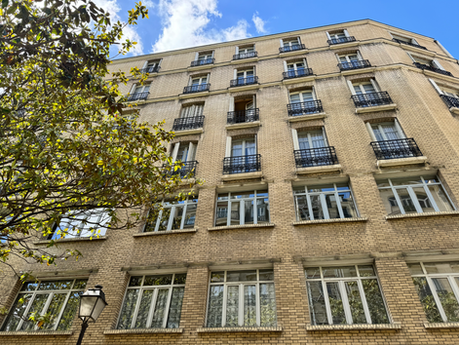 Façade de l’immeuble d’habitation rue des Tournelles à Paris 3e