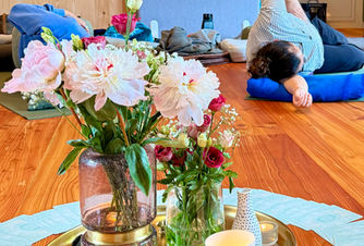 Dehnungsübung zur Öffnung der Atemräume beim Exhale Dayretreat