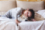 彼の犬を抱きしめるボーイ