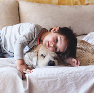 Garçon Câlins avec son chien