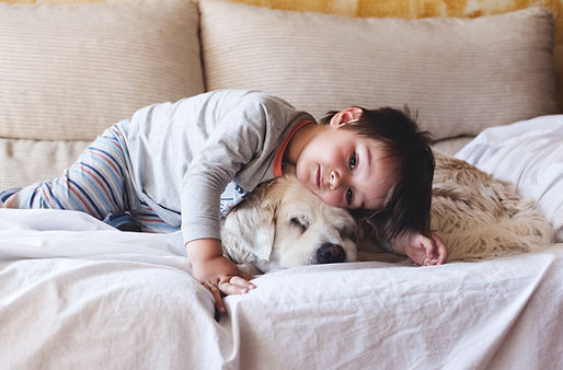 彼の犬を抱きしめるボーイ