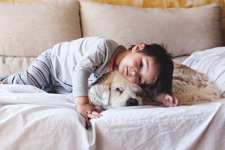 Garçon Câlins avec son chien