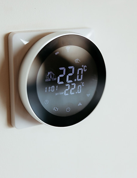 modern-smart-thermostat-displaying-22-degrees-cels-2025-02-10-06-39-27-utc.jpg