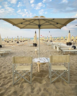 Vassoio Porta Oggetti Per Ombrellone Da Spiaggia | Rotondo Bianco 43cm Con 4 Portabicchieri | Adatto A Aste 25-32mm | Tavolino Pratico