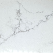 Cuarzo Eternal White con fondo blanco y vetas grises suaves, ideal para encimeras modernas y elegantes.