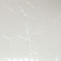 Cuarzo Carrara Sand con fondo beige claro y vetas blancas, perfecto para encimeras cálidas y sofisticadas.