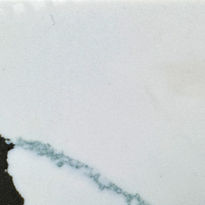 Cuarzo Calacatta Florencia con fondo blanco y vetas grises pronunciadas, ideal para encimeras sofisticadas y modernas.