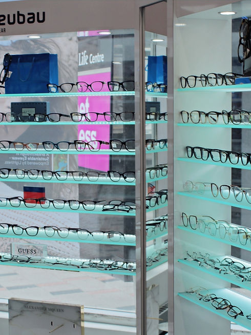 Vitrine de lunettes élégantes chez Gubbu