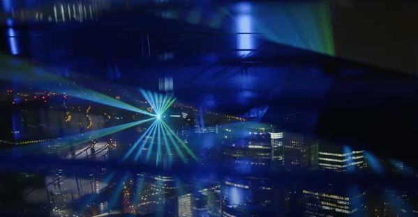 Show laser projeté sur la tour HEKLA lors de son inauguration officielle à La Défense