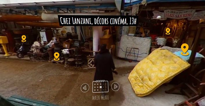 Vue 360° d'un atelier de décors de cinéma parisien avec points d'intérêt interactifs pour découvrir le vocabulaire français