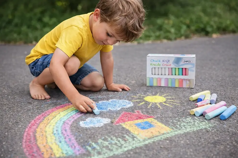 Niño jugando con paquete de tizas