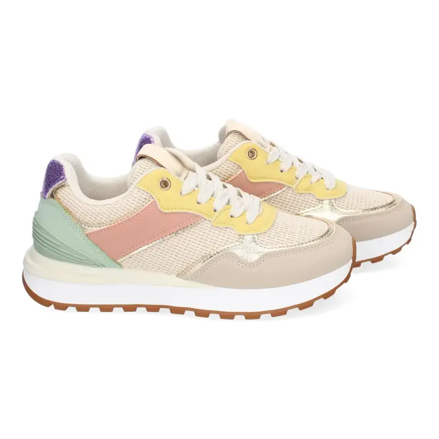 Vista lateral deportivas de mujer casual