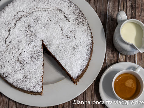 Torta allo yogurt al caffè e gocce di cioccolato