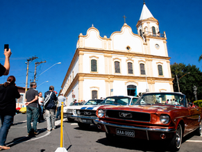 Registro do Antigomobilismo de Santana de Parnaíba, realizado em 12 de julho, com exposição de carros antigos, veículos clássicos e modelos de coleção.
