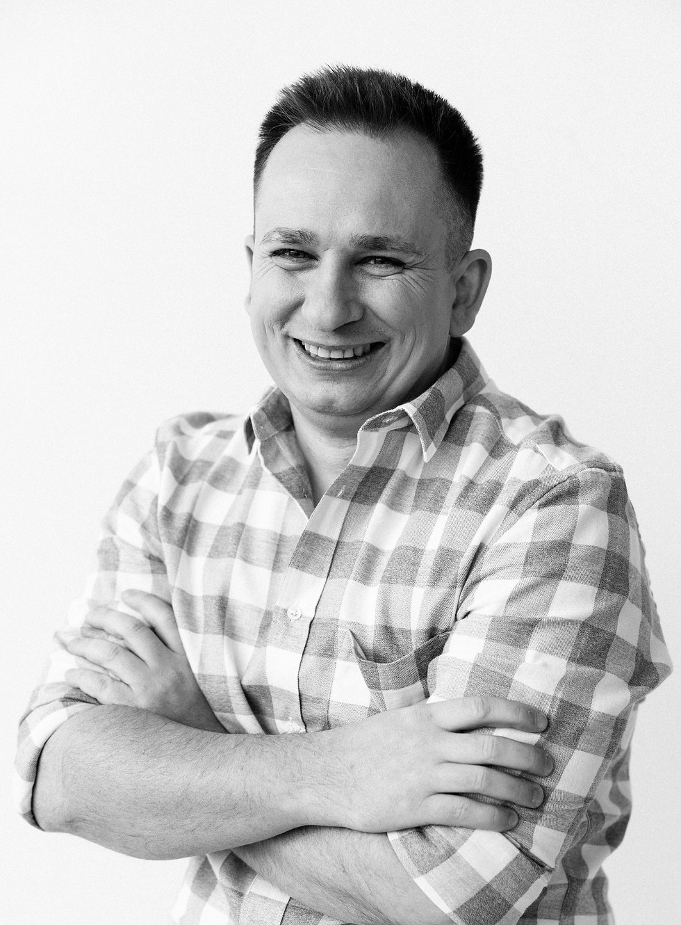 Łukasz Zyśk, fotograf ślubny, w studyjnym portrecie od Bajkowe Śluby, z logo portali wyróżniających jego romantyczne kadry