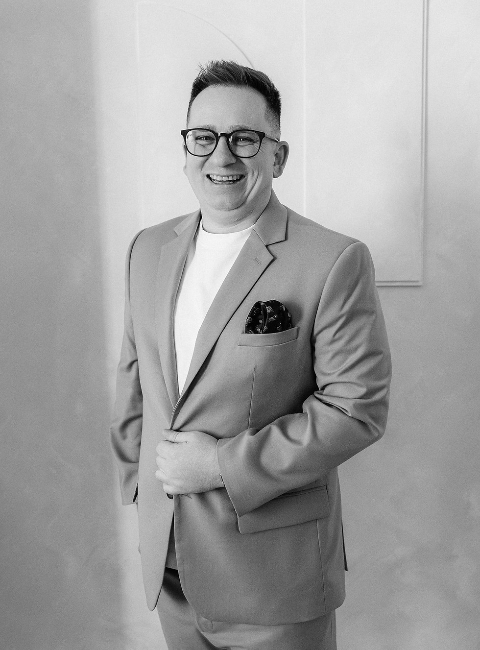 Łukasz Zyśk, fotograf ślubny, w studyjnym portrecie od Bajkowe Śluby, z logo portali wyróżniających jego romantyczne kadry.