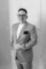 Łukasz Zyśk – portret w garniturze, zdjęcie monochromatyczne
