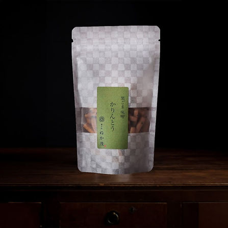 ごまの香ばしい香りと味噌のまろやかさが絶妙にマッチしたぬか茂の「黒ごま味噌かりんとう」。
一口食べるとふわっと広がるおいしさをぜひご賞味ください。