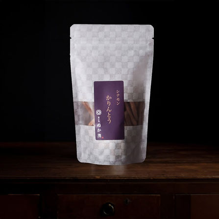 香り高いシナモンの風味が広がる、ぬか茂の「シナモンかりんとう」。
サクサクとした食感とシナモンの香りが口いっぱいに広がり、一度食べたら虜になること間違いなしです。