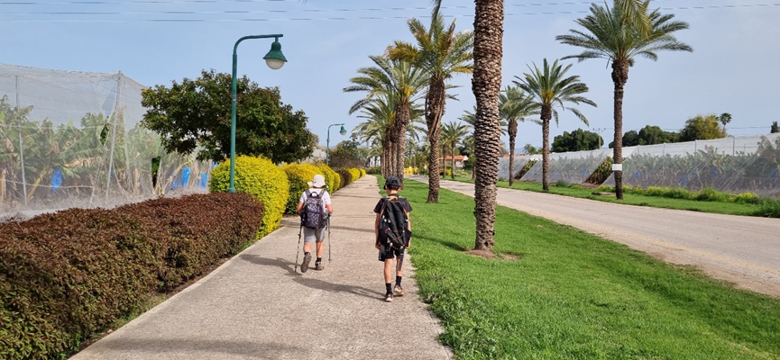 בכניסה לקיבוץ גינוסר בו גדלה אמא, מהצוות הלוגיסטי