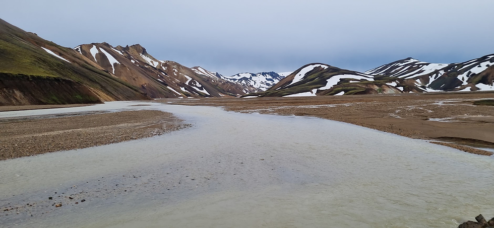 הרים מושלגים ונהר ליד בקתת Landmannalaugar