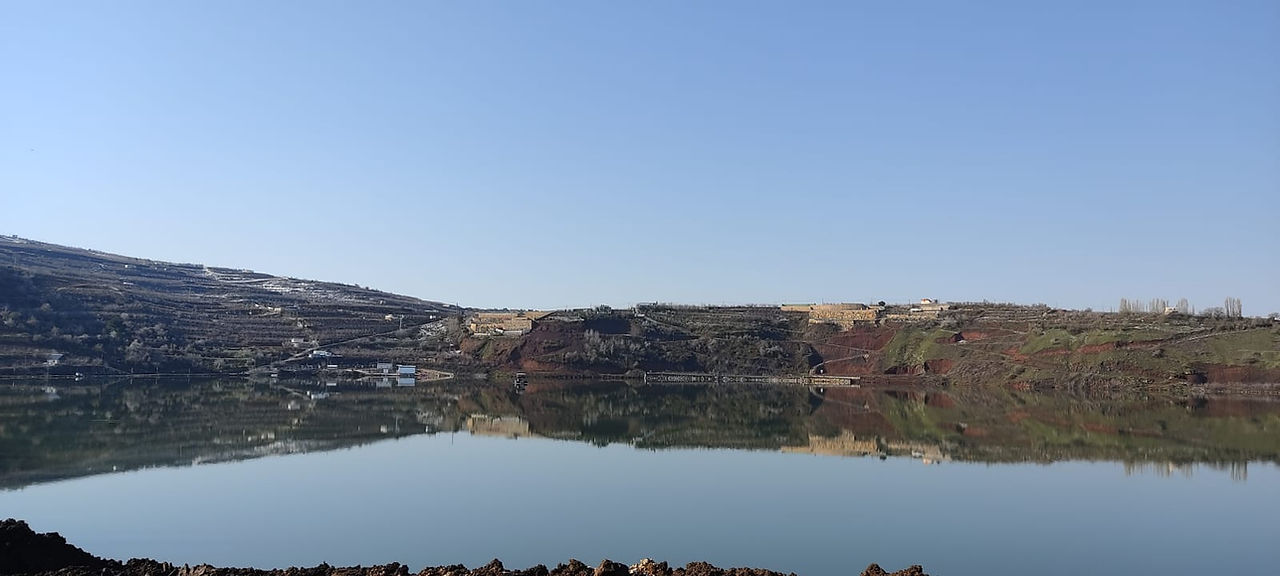 נוף שקט של אגם הררי עם הרים משתקפים במים