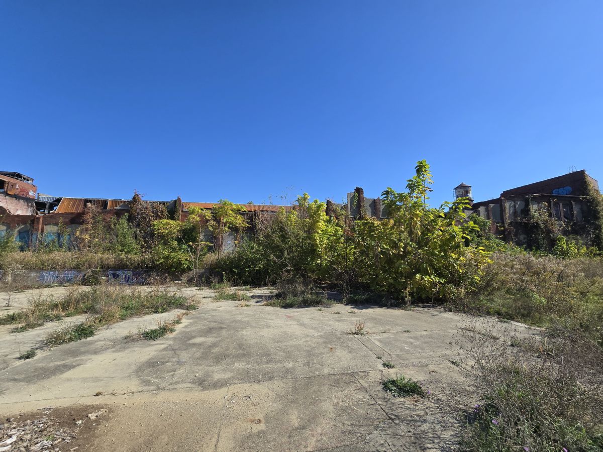 An interesting, old, abandoned building along the trail - not sure what it used to be.