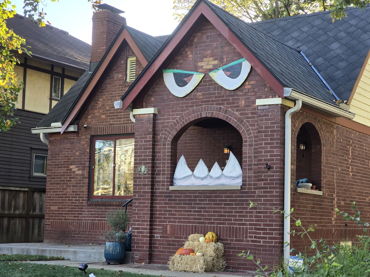 There were lots more interesting Halloween house decorations since our last ride through Irvington.