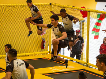 Lobos BUAP fortalece al aspecto físico en Flexzone Jumping Park
