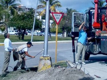 Instala Dirección de Tránsito Municipal nuevos semáforos en Avenida Sayil