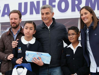 Entrega Tony Gali uniformes y calzado escolar en la capital