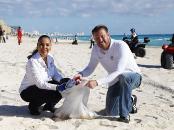 ENCABEZA MARA LIMPIEZA EN PLAYA DELFINES