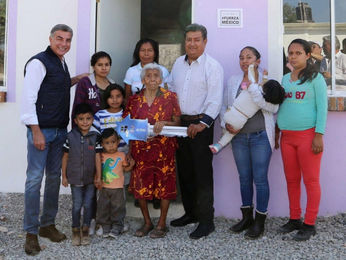 Tony Gali entrega viviendas reconstruidas en Huehuetlán El Chico