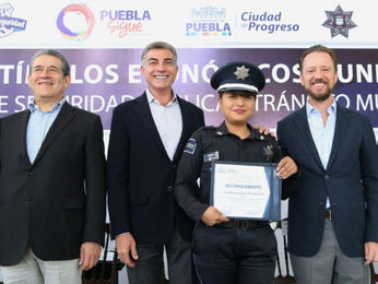 Tony Gali y Luis Banck reconocen a elementos de la policía municipal