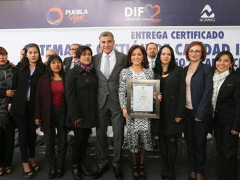 Dinorah López de Gali y Tony Gali reciben certificado de gestión de calidad en proceso de adopción