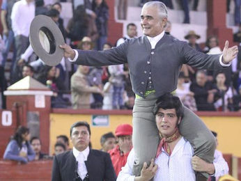 "Rafaelillo" a hombros en el primer festejo de Tlaxcala
